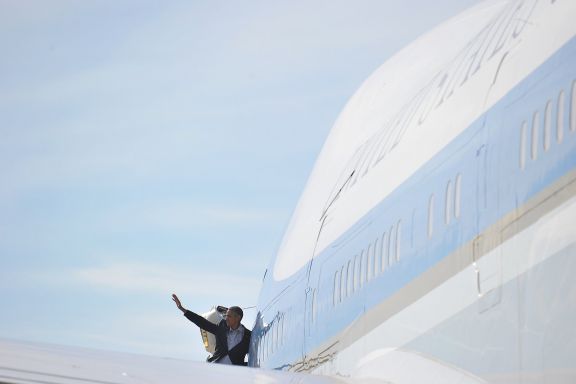 US President Barack Obama makes his way to board Air Force One before departing from San Francisco International Airport on June 20, 2015. AFP PHOTO/MANDEL NGANMANDEL NGAN/AFP/Getty Images